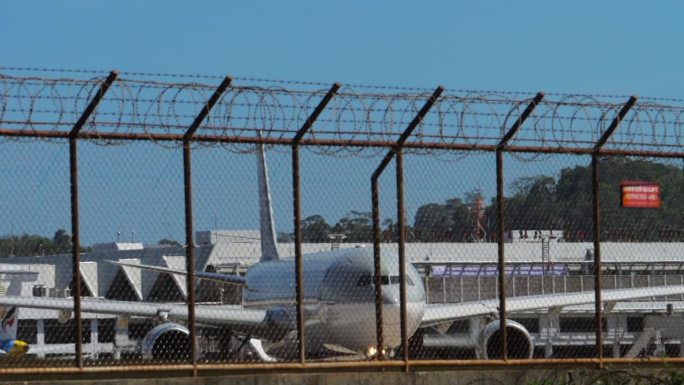 飞机在机场围栏后面