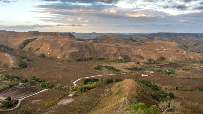 日出场景移动的云日出场景，希里乌库悬崖，松巴岛，印度尼西亚东部