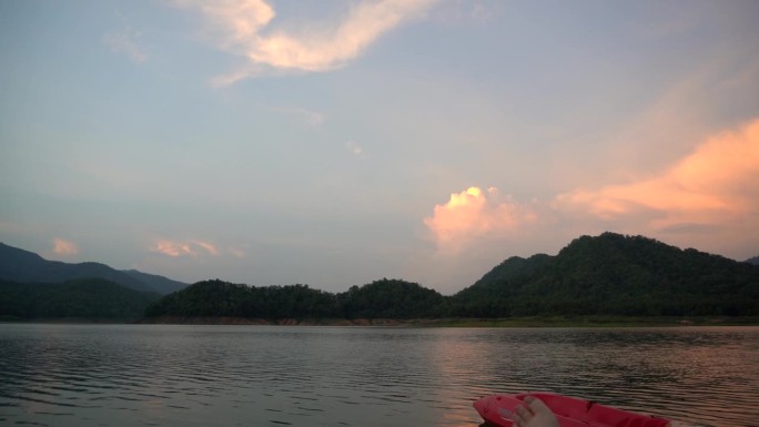 水库晚霞橙天，一个神奇的时刻，湖和山的热带景观