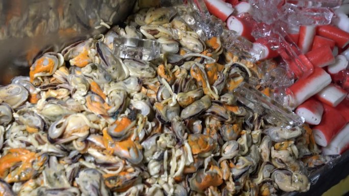 泰国餐馆街头小吃中的蟹条、贻贝、鱿鱼、鸡蛋、虾、对虾等很多加工和烹饪牡蛎煎蛋卷的食材。