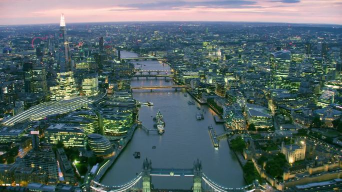 伦敦著名地标鸟瞰图。拥有现代摩天大楼的城市金融区。著名的桥梁和建筑。泰晤士河。英格兰。英国。用红色武