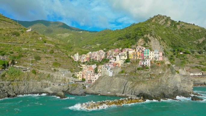 空中无人机的马纳罗拉彩色悬崖边著名小镇五渔村，意大利。