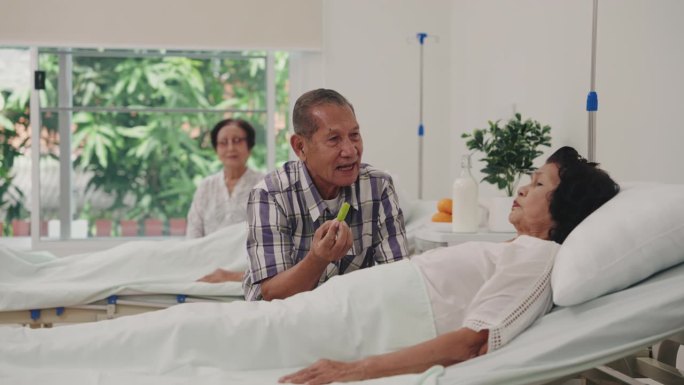 老年夫妇在老人生病时照顾他们。