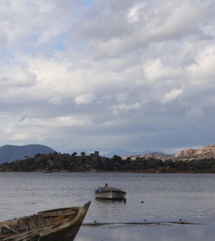 渔船停泊在土耳其的巴法湖岸边。社交媒体的垂直视频。