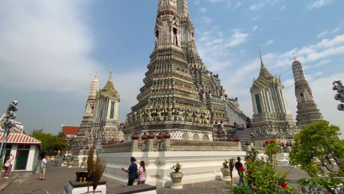 泰国首都的名片是佛教寺庙Wat Arun，黎明寺，它位于湄南河岸边