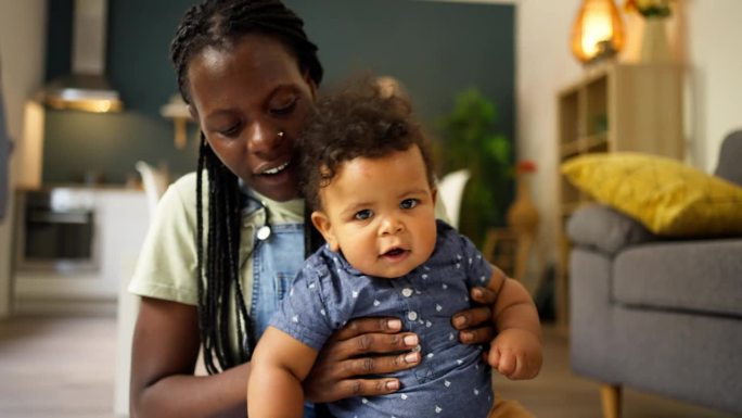 母亲和婴儿的B-roll黑人种族在家里播放