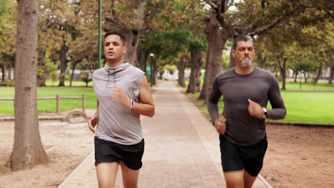 私人健身教练，适合男士户外跑步，适合成熟男士跑步锻炼和运动。自然，公园小径和自信的男人与心脏和健康的