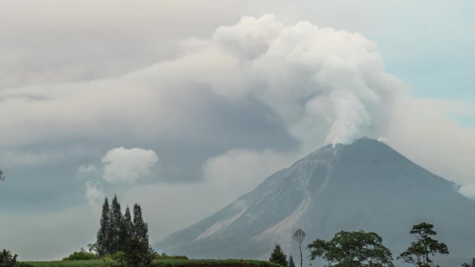 印尼苏门答腊岛锡纳朋火山喷发火山碎屑流时间流逝