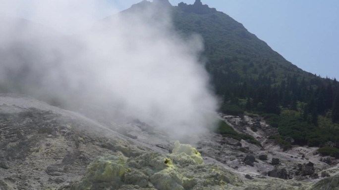 库纳希尔岛门捷列夫火山斜坡上的喷气孔场