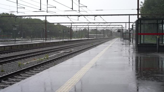 大雨期间空荡荡的火车站