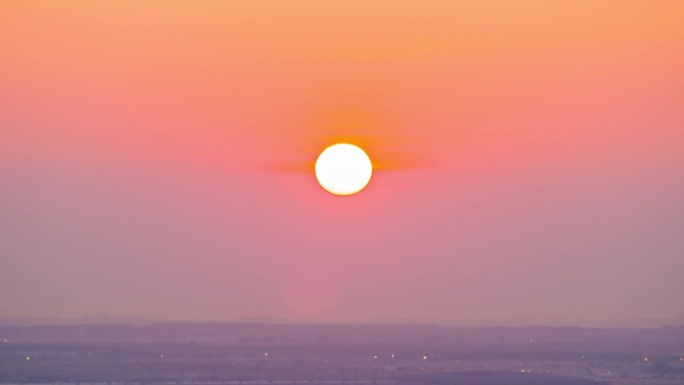 在夏季最热的季节，一轮红色的太阳在尘土飞扬或烟雾弥漫的天空中从水平升起。加拿大北部的环境问题。空气污