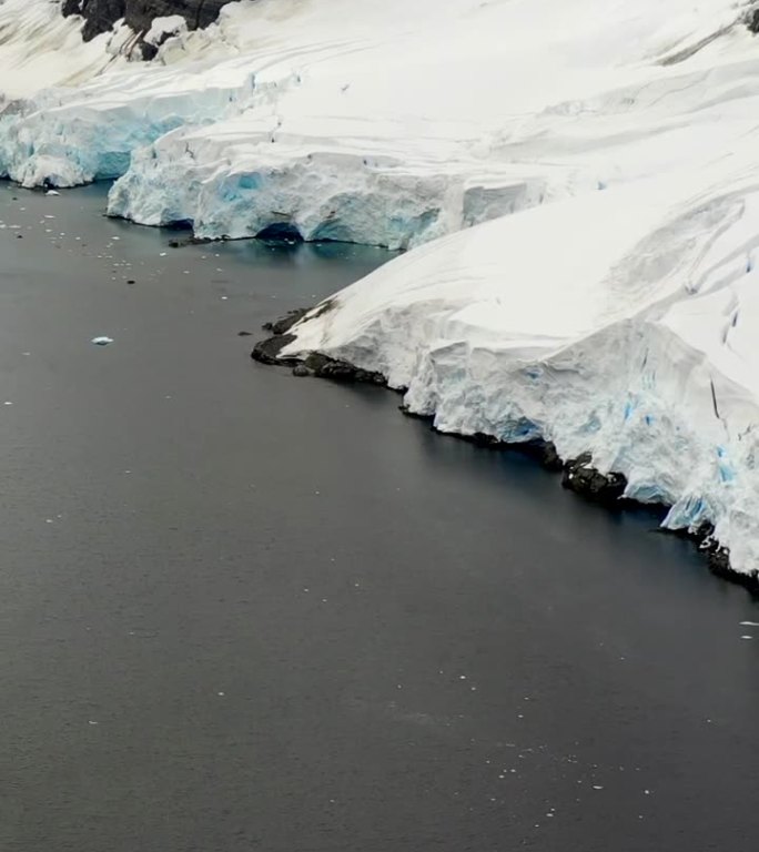 垂直视频南极洲美丽的南极海洋景观。