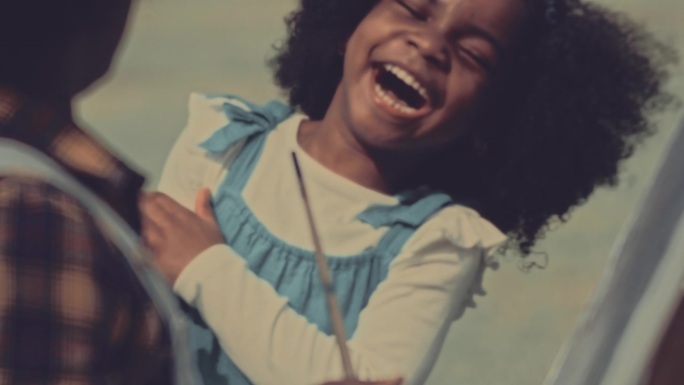 非洲女孩笑黑人小孩小孩快乐的笑