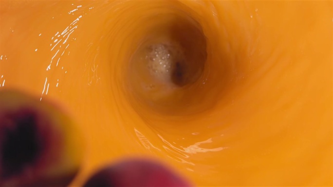 新鲜桃子落入果汁漩涡的超级慢动作镜头