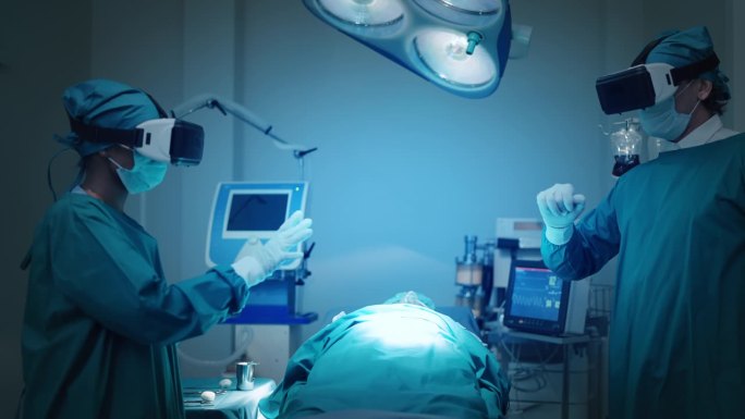 两名戴着VR虚拟现实眼镜的医护人员在手术室的床上交谈和讨论治疗危重病人。超时空技术概念，未来生活方式