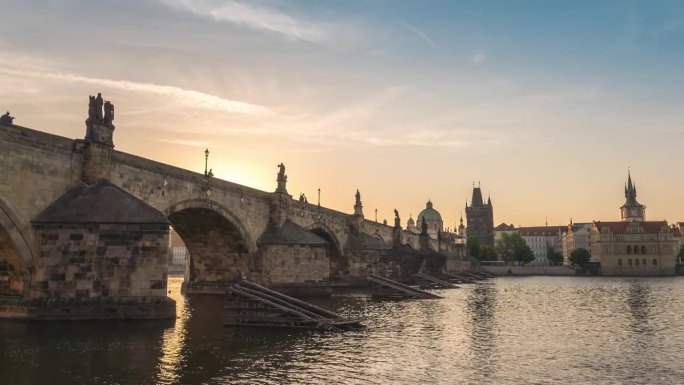 捷克共和国布拉格延时4K，城市天际线日出延时在查理大桥和布拉格老城区