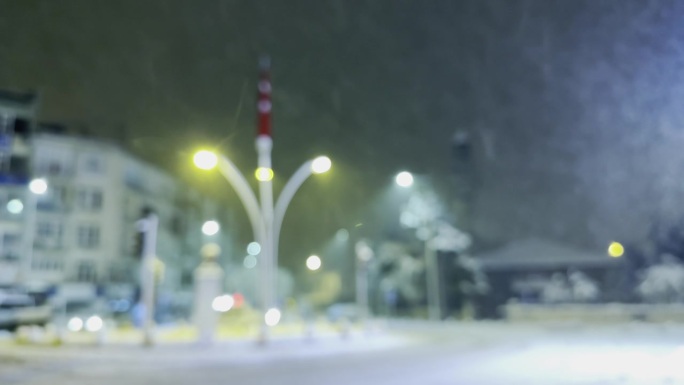 飘忽不定的降雪，街道上的交通和散景灯