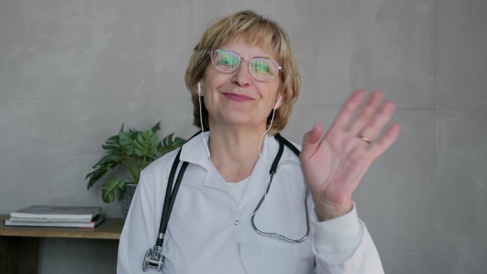 一位上了年纪的女医生在视频通话中看着镜头