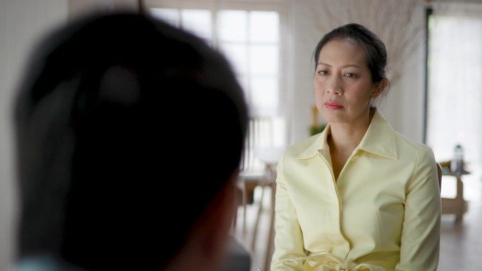 亚洲女性心理学家在咨询室与她耐心的男人交谈，成熟的男人在治疗师办公室与咨询师讨论问题，心理治疗课程