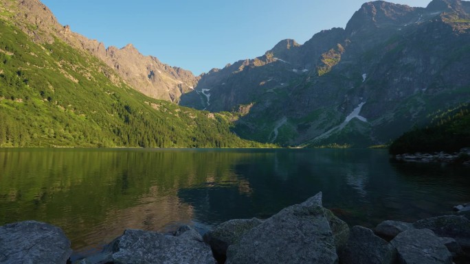 著名的山脉湖莫尔斯基湖或海眼湖在夏天的晚上。美丽的天空阳光在塔特拉湖景观。联合国教科文组织世界自然保