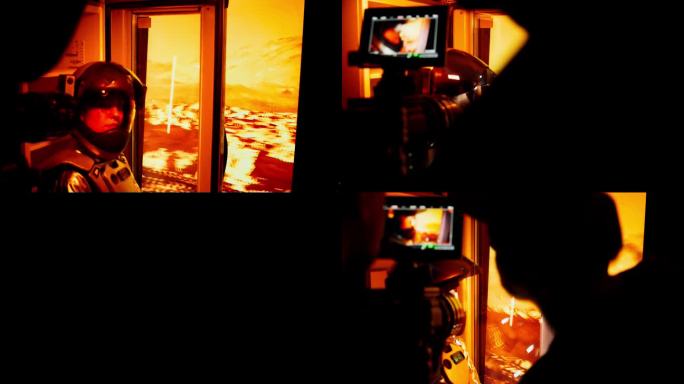 火星探测器上的摄像师正在用手机拍摄风景。胶片设定延时