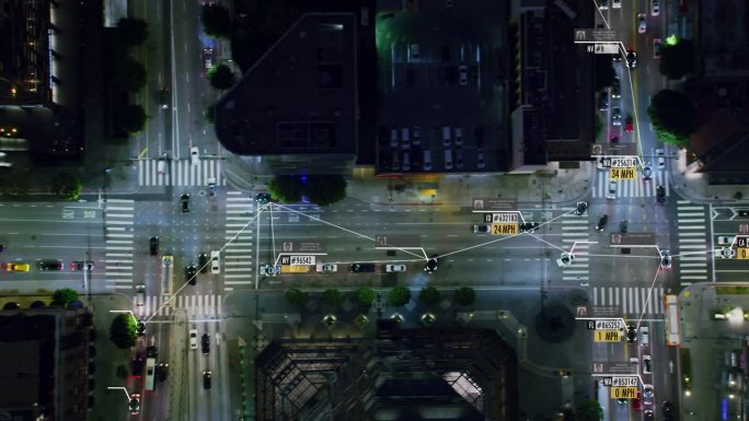 未来的交通工具。市区拥挤街道的鸟瞰图。监视系统。在几辆汽车和卡车上显示信息和连接。物联网。人工智能。