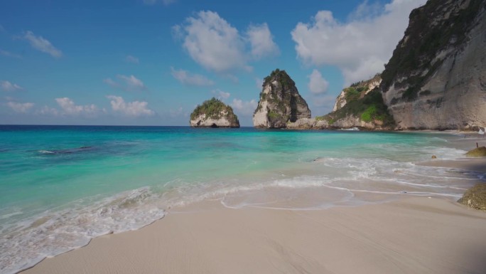 美丽的热带白色沙滩在钻石海滩在努沙佩尼达岛，巴厘岛