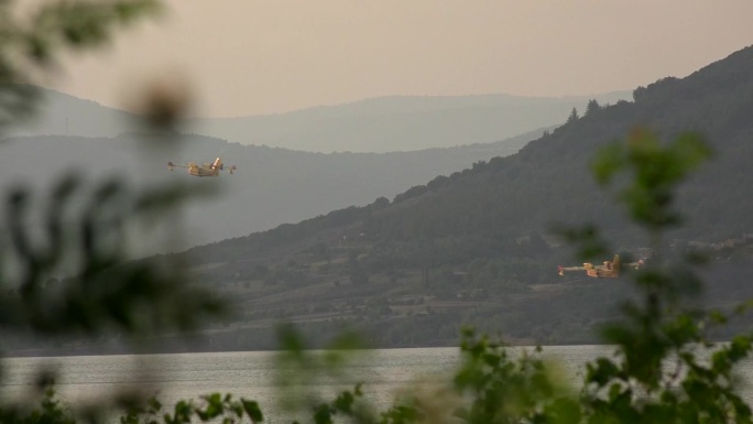 法国，埃罗，萨拉古湖- 2023年6月加拿大消防飞机在空中工作，加油机从萨拉古湖取水
