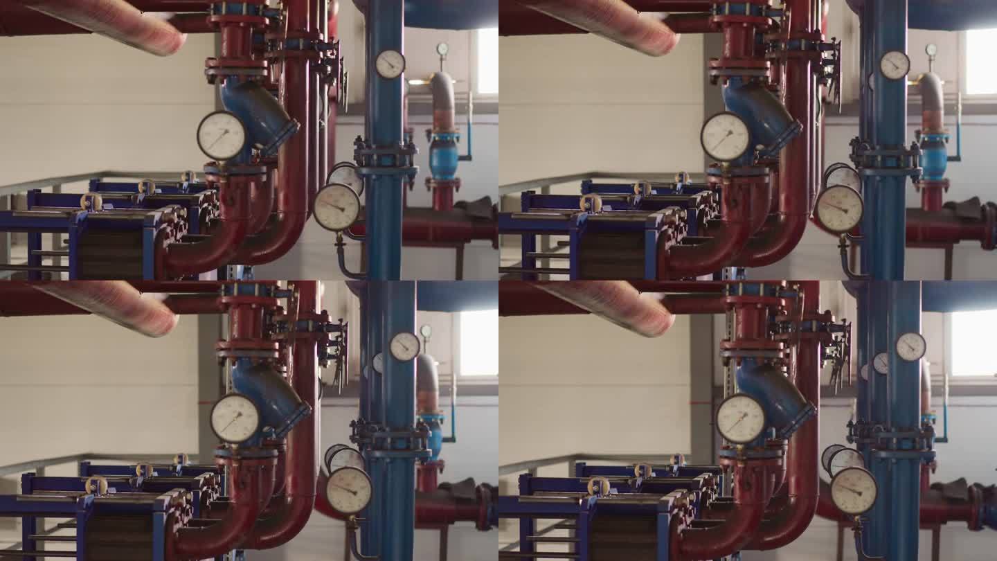 机械室内带压力计和泵的金属管道