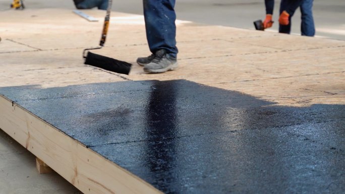 私人住宅的地板防水，将液体树脂应用于地板，混凝土找平和防水，维修和施工工作。模块化预制房屋概念