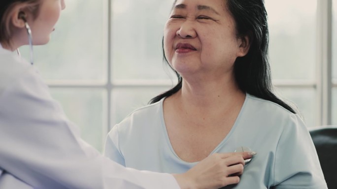 亚洲女医生用听诊器为老年妇女检查