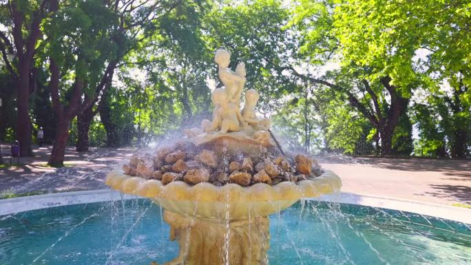 保加利亚瓦尔纳海上花园的喷泉和天使雕像