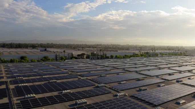 洛杉矶附近工业城市的无人机视图，仓库，航运和太阳能电池板