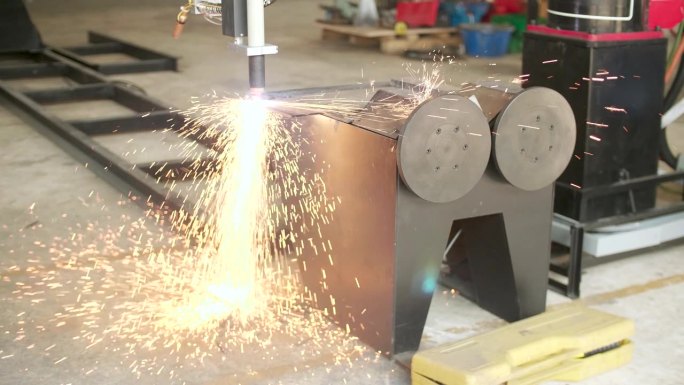 工程师使用等离子切割金属，机器人在工厂生产