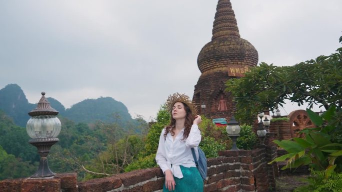 一名女子在泰国的寺庙里看丛林