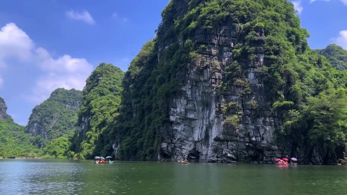 越南的庄安河、宁明和白定山距离河内只有3小时的车程。美丽蜿蜒的河流和高耸的高山。船穿过河中的洞穴