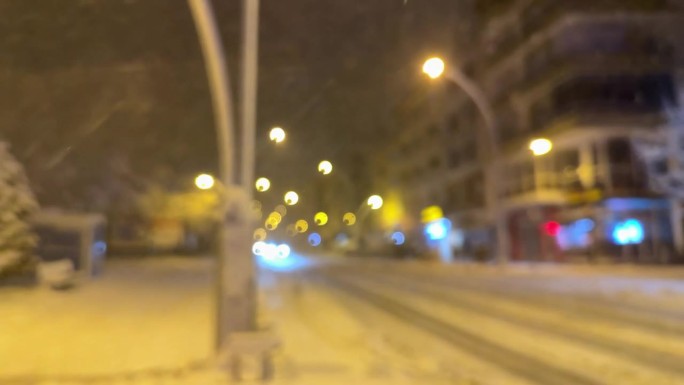 飘忽不定的降雪，街道上的交通和散景灯
