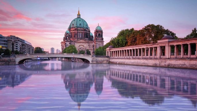 从施普雷河上俯瞰柏林大教堂，德国福音派教堂，柏林大教堂