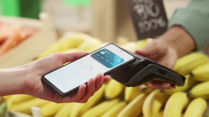 有可持续发展意识的消费者使用数字电子货币软件购买有机农产品，在银行POS终端上通过非接触式NFC技术