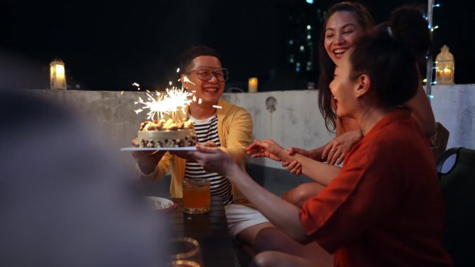 4K亚洲人在室外屋顶一起庆祝生日派对。
