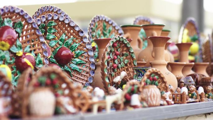 乌兹别克民族传统陶瓷纪念品在市场上供游客参观