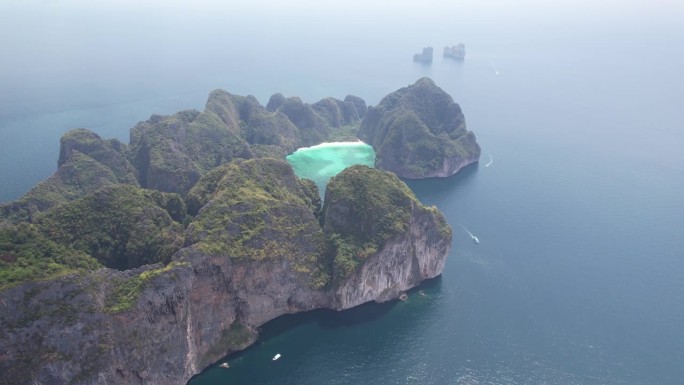 4K航拍的玛雅湾海滩(海滩)在Koh Phi Phi Leh / Lee，甲米，泰国