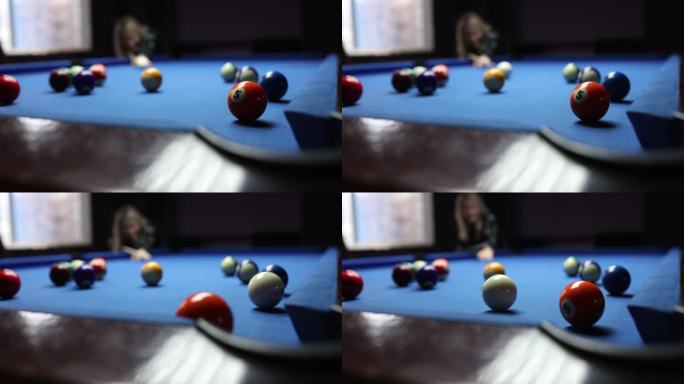 玩家击打蓝色台球桌上的红色球