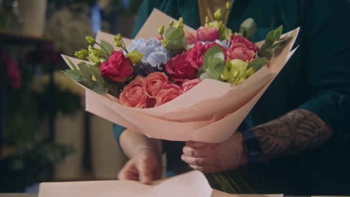 专业花店包装美丽的花束