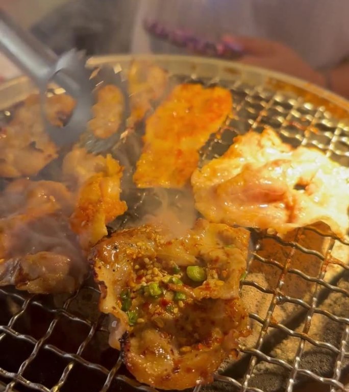 在餐厅烧烤猪肉和牛肉。韩式自助烧烤。