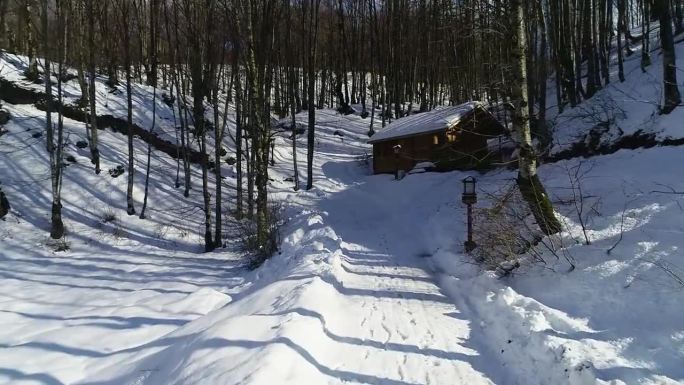 冬天去山中的小屋木屋道路行走第一视角冬季