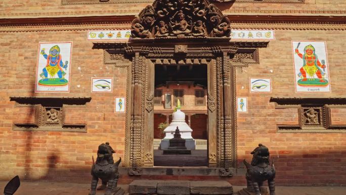 进入尼泊尔加德满都谷地巴克塔普尔一座古老佛教寺院的入口
