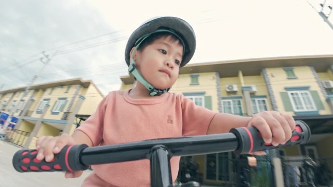 蹒跚学步的孩子骑着平衡自行车。