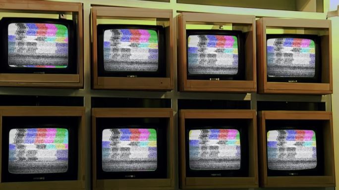 电视打开彩色条和静电噪音。