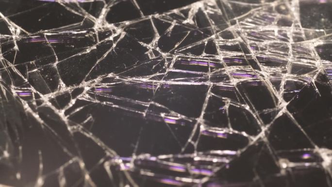 碎玻璃-黑底白线，设计元素。手机玻璃破碎的微距镜头。